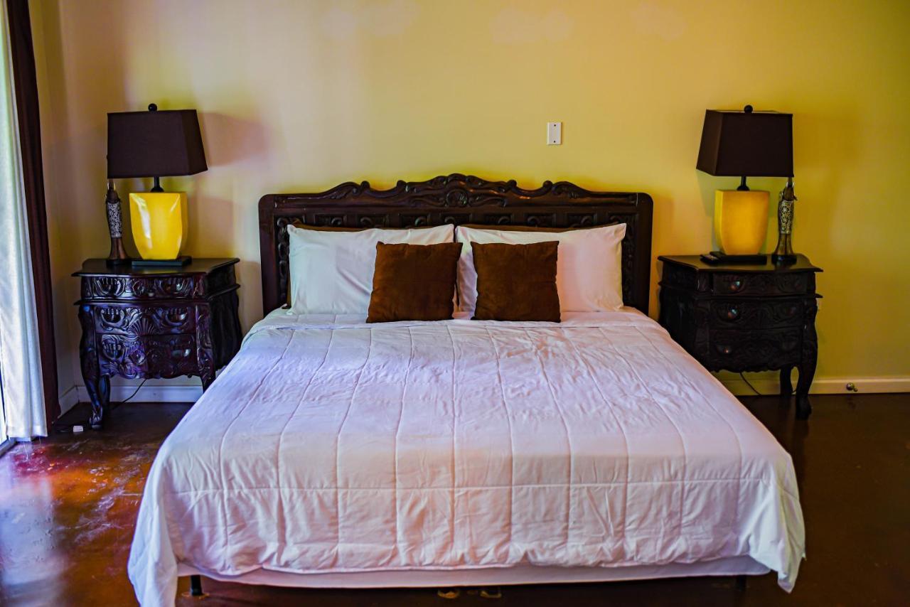 Blue Paloma Bed & Breakfast Lucea Esterno foto